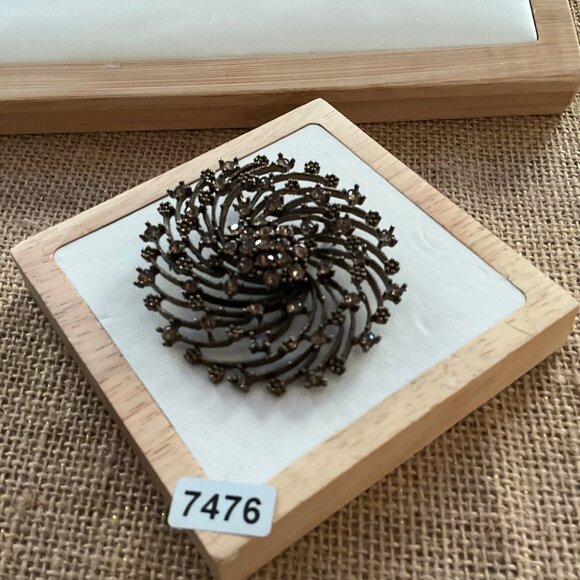 Simply Vera Wang Rhinestone Spiral Brooch Pin Jewelry With Crystal Stones & Meta - Picture 9 of 10